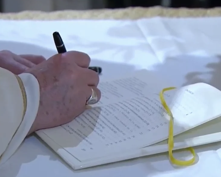 Imagen del Papa Francisco firmando su Encíclica "Fratelli tutti"